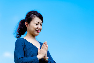 青空背景 女性