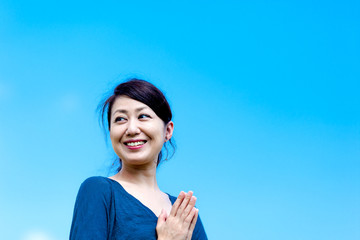 青空背景 女性