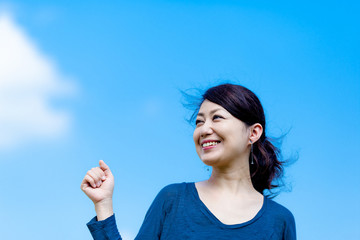 青空背景 女性