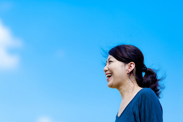 青空背景 女性