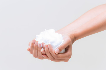 泡を持つ若い女性