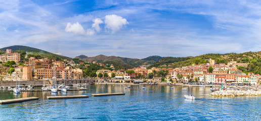 Fototapeta premium Widok na wioskę i port Rio Marina, wyspy Elba, Toskania, Włochy