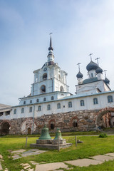 Obraz premium In the courtyard of the Spaso-Preobrazhensky Solovetsky monastery.