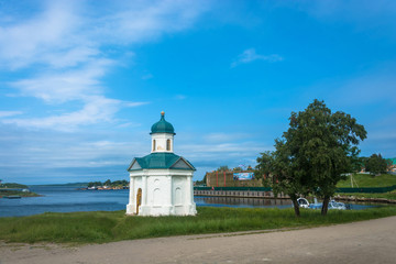 Fototapeta na wymiar A small chapel on the shore of the village of Solovki.
