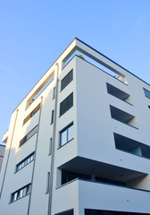 moderne Fassade eines Mehrfamilien Stadthauses
