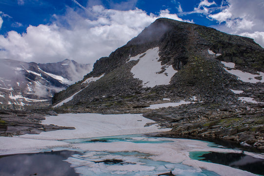Gletscher See zwischen dem Steingeröll