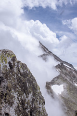 Wolken an einem Bergkamm
