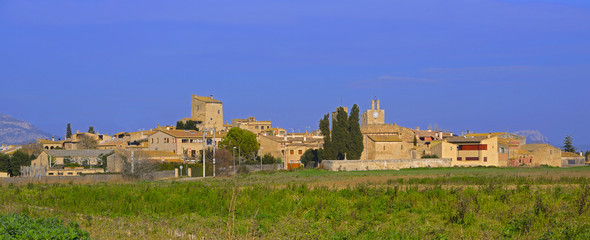 Palau Sator pueblo mediabal en Girona Cataluña España, simbología de su antigüedad