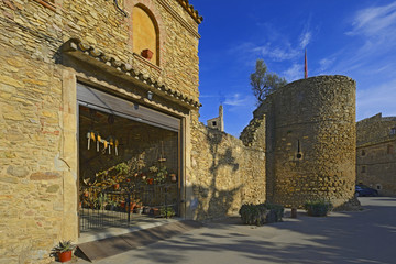 Palau Sator pueblo mediabal en Girona Cataluña España, simbología de su antigüedad