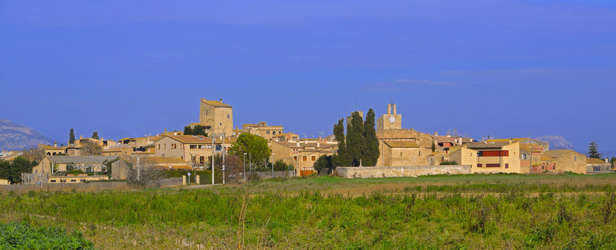 Palau Sator pueblo mediabal en Girona Catalu&ntilde;a Espa&ntilde;a, simbolog&iacute;a de su antig&uuml;edad