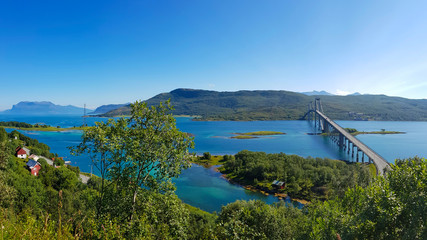 Obraz na płótnie Canvas Landscape panorama and the Tjeldsund suspension road bridge. arkkitehtuuriarktinenarktinen aluejääkylmätäpöveneveneillävenemuotobridgehammassiltakomentosiltanenän selkäsillatasiltasovitellatallaliuku
