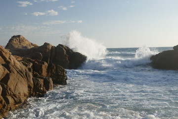 Cote sauvage Corse : vague se fracassant sur un rocher