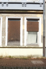 Fototapeta na wymiar verrammelte alte Fenster