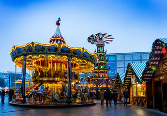 Fototapeta premium BERLIN, GERMANY - DECEMBER 23, 2016: Beautiful decorated booths and christmas lights at Gendarmenmarkt Christmas Market.