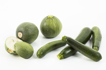 mehrere Zucchini, rund und lang, Freisteller
