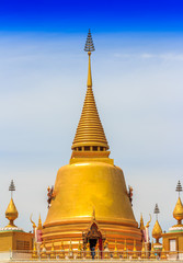 Naklejka premium Golden Pagoda of Buddhist temple, With Blue Sky background 
