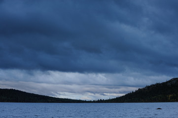 Regenfront über dem Gutulia See,  Herbst, Norwegen