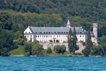 Fototapeta na wymiar Abbaye de Hautecombe sur le Lac du Bourget (Savoie, Alpes, France)