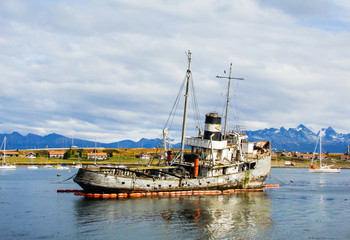 Fototapeta premium Rusty boat in Ushuaia
