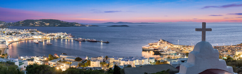 Naklejka na ściany i meble Panorama von Mykonos Stadt bis zum alten Hafen nach Sonnenuntergang, Griechenland