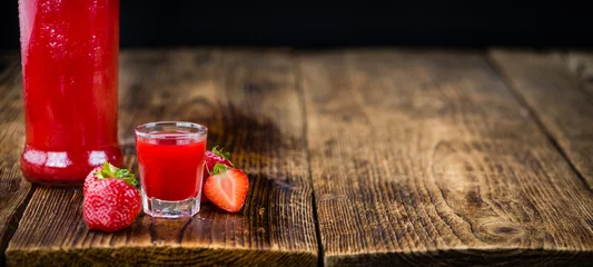Abwaschbare Fototapete Alkohol Homemade Strawberry liqueur