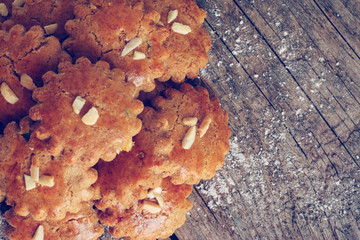 Lebkuchen Plätzchen und Staubzucker auf rustikalem Holz 