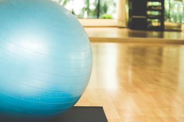 Yogaball und Kartenyoga im Fitnessraum. Gesundes Konzept