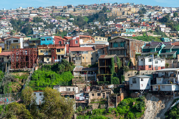 Fototapeta na wymiar View over the colorful houses of Valparaiso in Chile