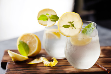 Obraz na płótnie Canvas Sparkling lemonade with lemon and mint