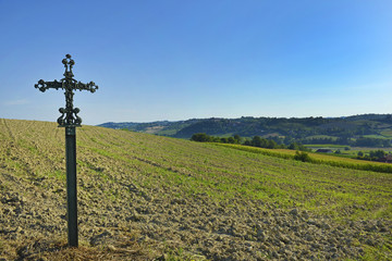 Fototapeta na wymiar Paesaggio con croce di ferro.