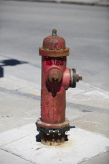 Borne-fontaine dans la rue.