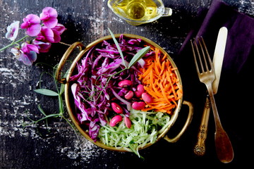 вегетарианский салат из свежих овощей с фасолью и...