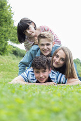 Obraz premium Group Of Teenage Friends Lying On Grass Together