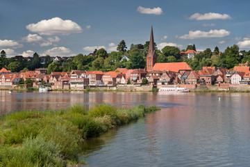 Obraz premium Miasto Lauenburg nad Łabą z najlepszą letnią pogodą