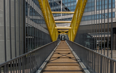 Moderne Metalltreppe im Au&szlig;enbereich