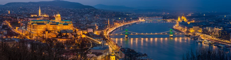 Photo sur Plexiglas Széchenyi lánchíd Budapest, Hungary - Panoramic skyline view of Budapest with Historic Royal Palace, Matthias Church, Szechenyi Chain Bridge, St. Stephen's Basilica and Parliament of Hungary at blue hour