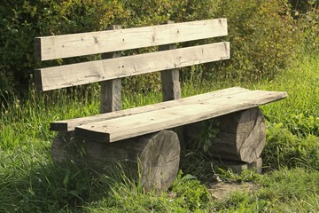 Ruhebank aus Holz im Grünen