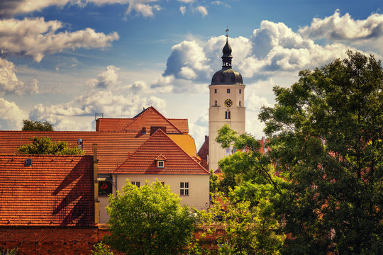 Kirche ragt &uuml;ber den D&auml;chern der Stadt empor - L&uuml;bben Spreewald
