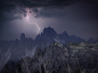 Bergformation in der Nähe der drei Zinnen mit Gewitterstimmung, Dolomiten, Südtirol - obrazy, fototapety, plakaty