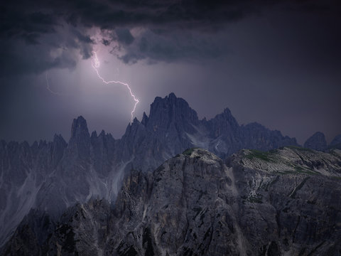 Bergformation in der N&auml;he der drei Zinnen mit Gewitterstimmung, Dolomiten, S&uuml;dtirol
