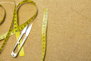 Coupe fil et galon à mesurer sur une table à découper en liège. © Sebastien Cottinet