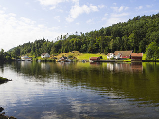 Paisajes de Kristiansand a Stavanger por la E39, buc&oacute;lico paisaje con reflejos en el agua. Vacaciones en Noruega 2017

