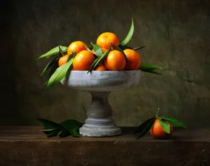 Fotobehang Vintage stilleven met mandarijnen in vaas voor fruit © Marta Teron