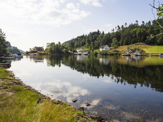 Fototapeta na wymiar Paisajes de Kristiansand a Stavanger por la E39, bucólico paisaje con reflejos en el agua. Vacaciones en Noruega 2017 