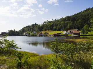 Fototapeta premium Paisajes de Kristiansand a Stavanger por la E39, bucólico paisaje con reflejos en el agua. Vacaciones en Noruega 2017 
