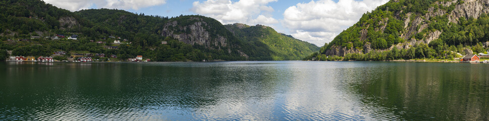 Paisajes de Kristiansand a Stavanger por la E39, bucólico paisaje con reflejos en el agua. Vacaciones en Noruega 2017
