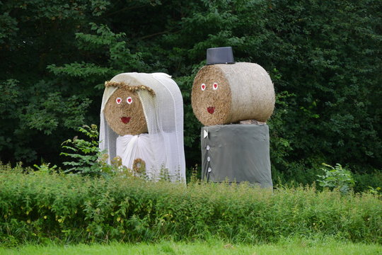 Hochzeit in Norddeutschland - Brautpaar aus Strohballen