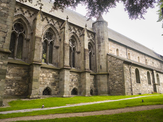 Vista lateral de la catedral de San Swithun de Stavanger, es la más antigua de Noruega, verano de 2017.