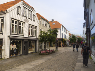 Casas típicas en el centro histórico de Stavanger, Noruega, vacaciones de verano 2017