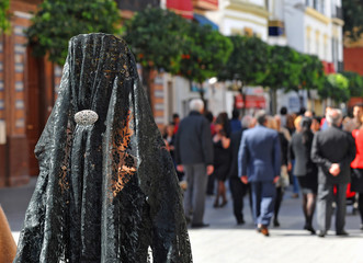 Mujer con mantilla española en Viernes Santo, Semana Santa en España